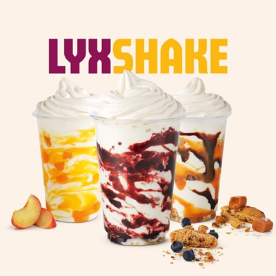 MAX lyxshakes i flera smaker mot grå bakgrund samt texten Lyx Shake. Foto. 