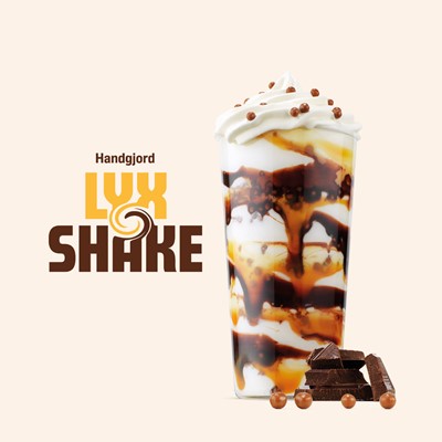 MAX lyxshakes i flera smaker mot grå bakgrund samt texten Lyx Shake. Foto. 
