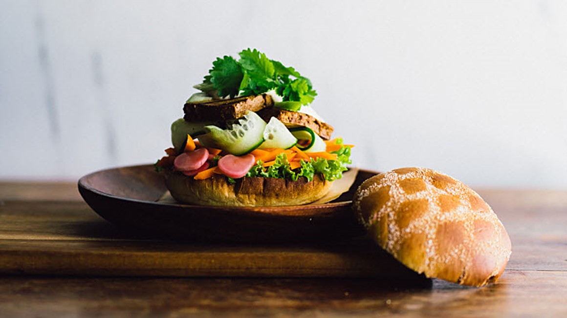 Banh Mi Slider med picklad rödlök och morötter på Friscobröd i djup tallrik. Foto.