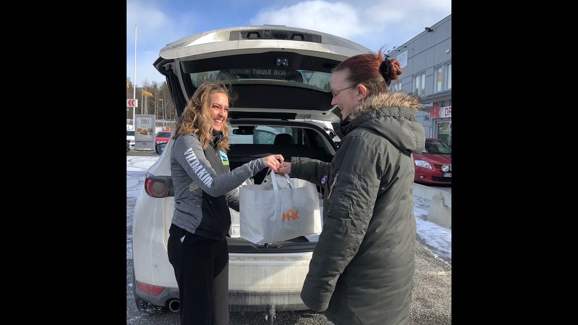 Rebecca Karlsson från VildaKidz delar ut burgare 2020