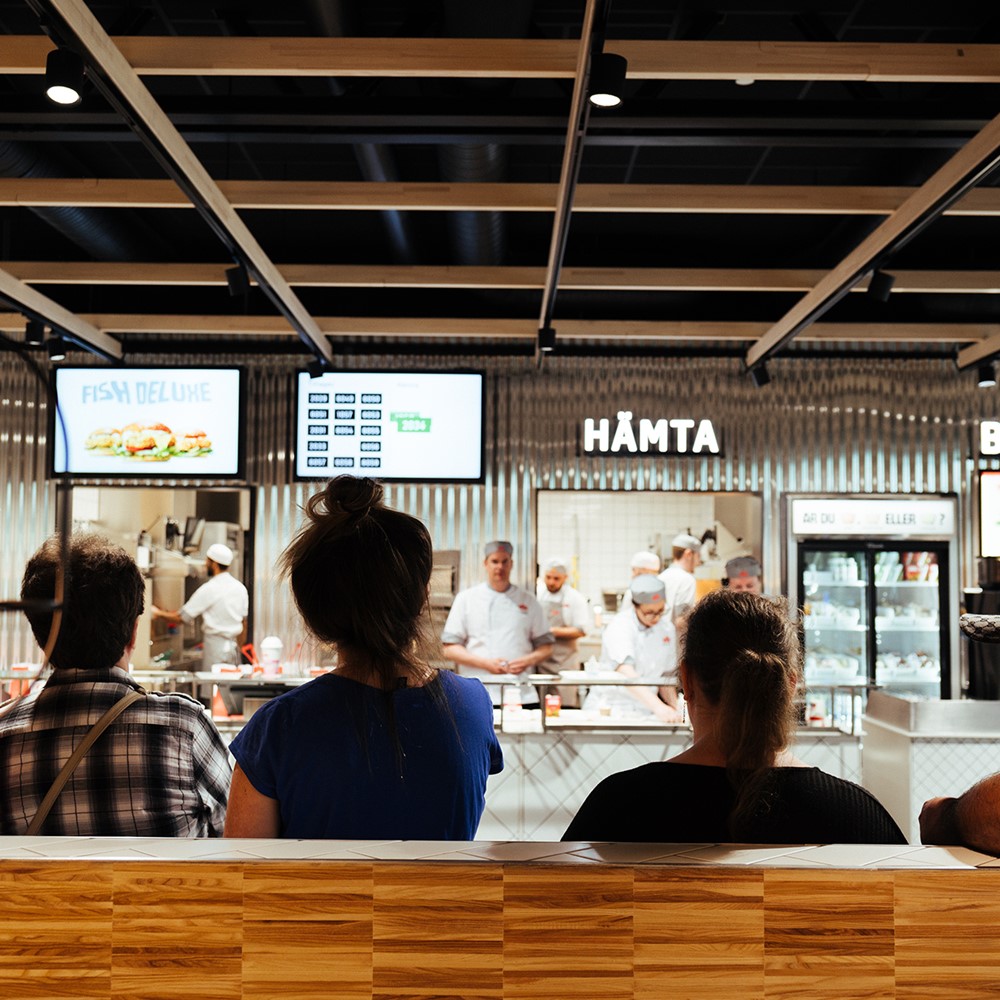 <p>Gäster väntar på deras beställning inuti restaurangen. </p>