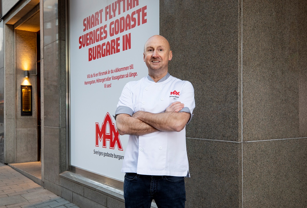 Richard Bergfors utanför nya lokalen på Kungsgatan 4